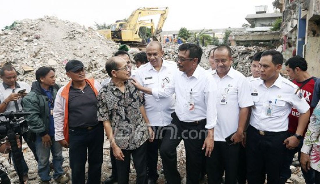 Wakil Gubernur DKI Jakarta Djarot Saiful Hidayat meninjau tempat penampungan sementara (TPS) Pasar Rumput, Jakarta, Rabu (19/10). Pada kesempatan itu, pedagang mengeluhkan panas dan kondisi toilet yang kurang bersih. Foto: Ricardo/JPNN.com - JPNN.com