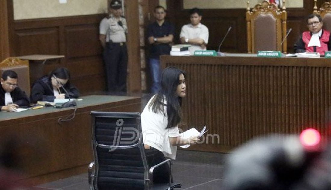 Terdakwa kasus pembunuhan berencana kepada teman kuliahnya, Wayan Mirna Salihin, Jessica Kumala Wongso menjalani sidang pembacaan duplik dari terdakwa di Pengadilan Negeri Jakarta Pusat, Kamis (20/10). Foto: Ricardo/JPNN.com - JPNN.com