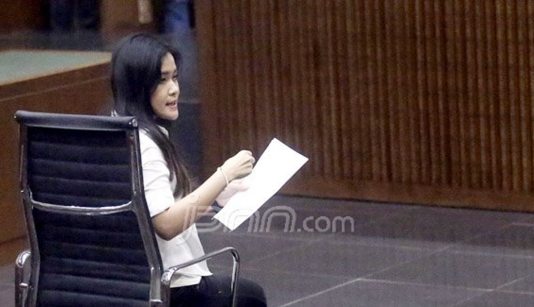 Terdakwa kasus pembunuhan berencana kepada teman kuliahnya, Wayan Mirna Salihin, Jessica Kumala Wongso menjalani sidang pembacaan duplik dari terdakwa di Pengadilan Negeri Jakarta Pusat, Kamis (20/10). Foto: Ricardo/JPNN.com - JPNN.com