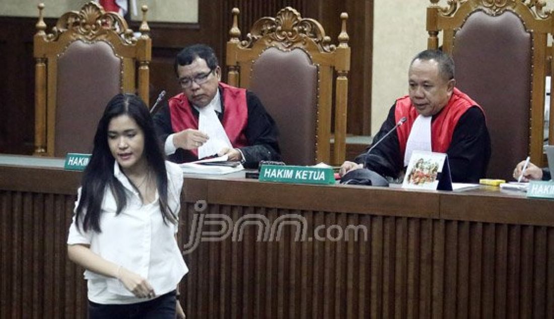 Terdakwa kasus pembunuhan berencana kepada teman kuliahnya, Wayan Mirna Salihin, Jessica Kumala Wongso menjalani sidang pembacaan duplik dari terdakwa di Pengadilan Negeri Jakarta Pusat, Kamis (20/10). Foto: Ricardo/JPNN.com - JPNN.com