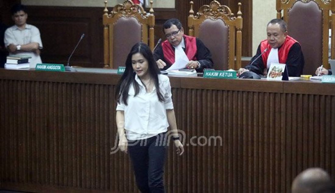 Terdakwa kasus pembunuhan berencana kepada teman kuliahnya, Wayan Mirna Salihin, Jessica Kumala Wongso menjalani sidang pembacaan duplik dari terdakwa di Pengadilan Negeri Jakarta Pusat, Kamis (20/10). Foto: Ricardo/JPNN.com - JPNN.com