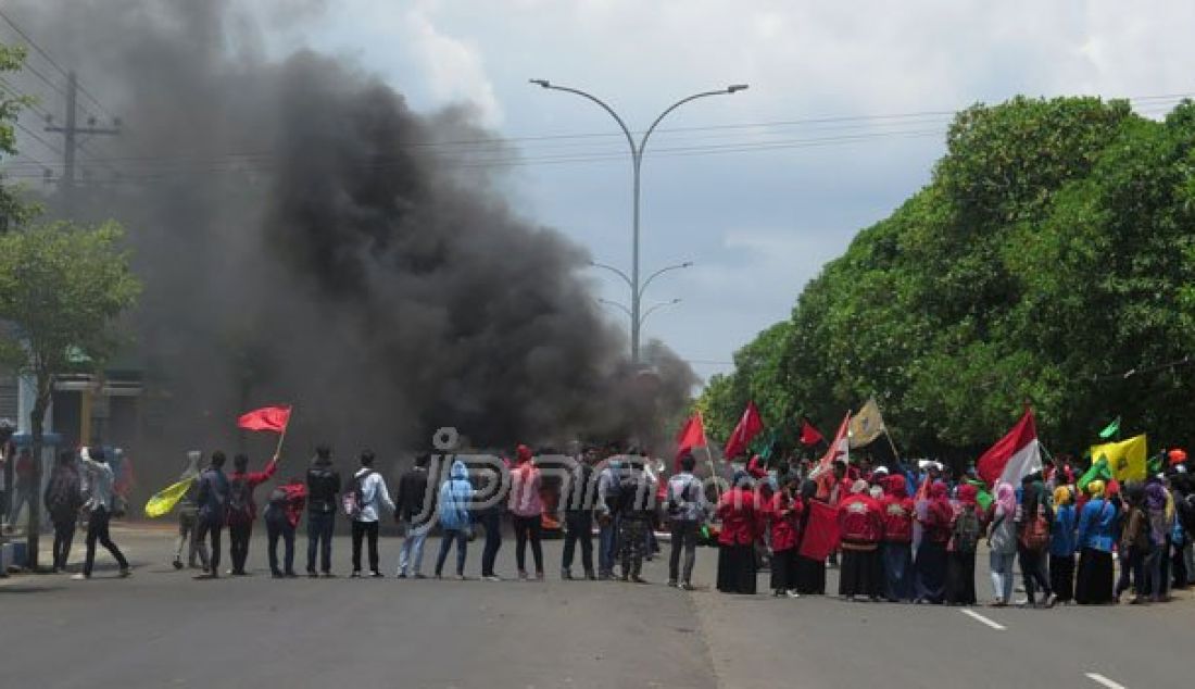 Ratusan mahasiswa dari berbagai organisasi yang tergabung dalam kelompok cipayung (HMI, PMII, GMNI, dan IMM) melakukan aksi demonstrasi di Gedung DPRD Bangkalan, Kamis (20/10). Aksi demo diwarnai bentrokan dan bakar ban. Foto: Allex/Radar Madura - JPNN.com