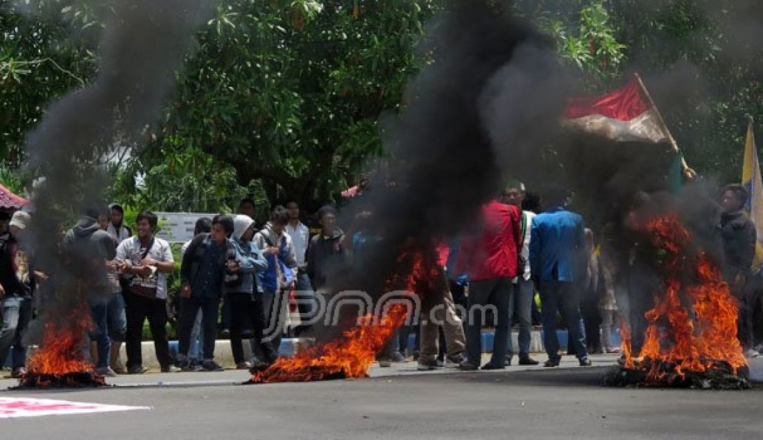 Ratusan mahasiswa dari berbagai organisasi yang tergabung dalam kelompok cipayung (HMI, PMII, GMNI, dan IMM) melakukan aksi demonstrasi di Gedung DPRD Bangkalan, Kamis (20/10). Aksi demo diwarnai bentrokan dan bakar ban. Foto: Allex/Radar Madura - JPNN.com
