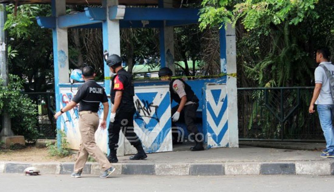 TKP penusukan dan penyerangan terhadap polisi yang tengah memantau lalu lintas di Pos Polisi Lalulintas (Pospolantas) di Jalan Perintis Kemerdekaan, Cikokol, Tangerang Kota., Kamis (20/10). Foto: Bara/Satelit News - JPNN.com