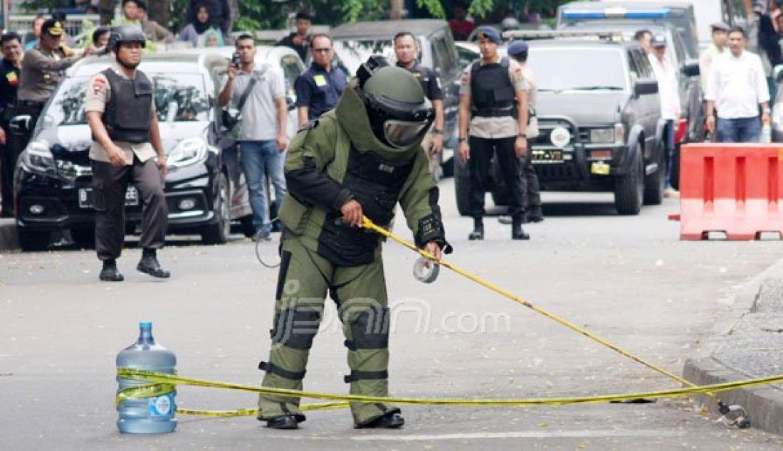 Tim penjinak bahan peledak Mabes Polri mengamankan benda mencurigakan di lokasi penyerangan brutal dengan senjata tajam terhadap anggota kepolisian di Cikokol, Tangerang, Kamis (20/10). Pelaku menusuk Kapolsek Tangerang dan dua anggotanya. Foto: Demy/Tangsel Pos - JPNN.com