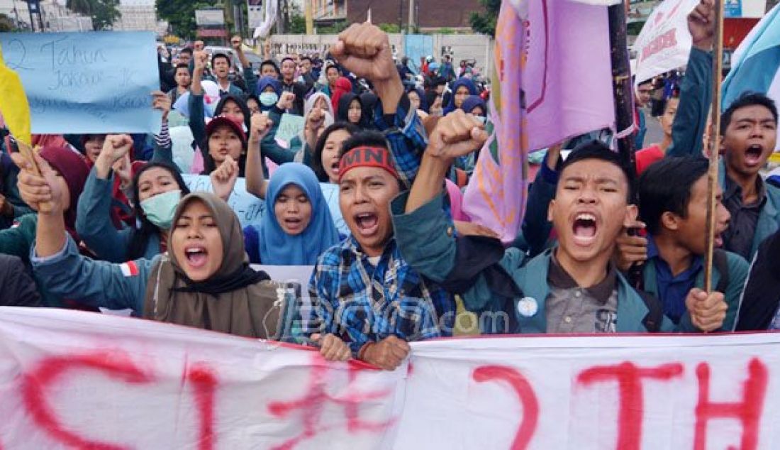 Mahasiswa yang tergabung dalam Gerakan Mahasiswa Pembela Aspirasi Rakyat (Gempar ) Lampung berdemo di Tugu Adipura, Bandarlampung, Kamis (20/10). Massas menilai Jokowi tidak berhasil menjalankan Nawacita. Foto: Tegar/Radar Lampung - JPNN.com