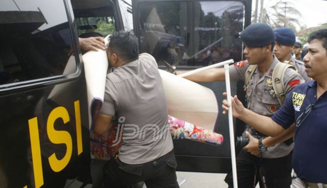 Tim Gegana Polda Metro Jaya dan Jatanras Polres Metro Tangerang mengamankan sejumlah barang bukti dari rumah Sultan Azianzah, tersangka penusukan anggota Polisi di Tangerang, Kamis (20/10). Foto: Khanif/Radar Banten - JPNN.com