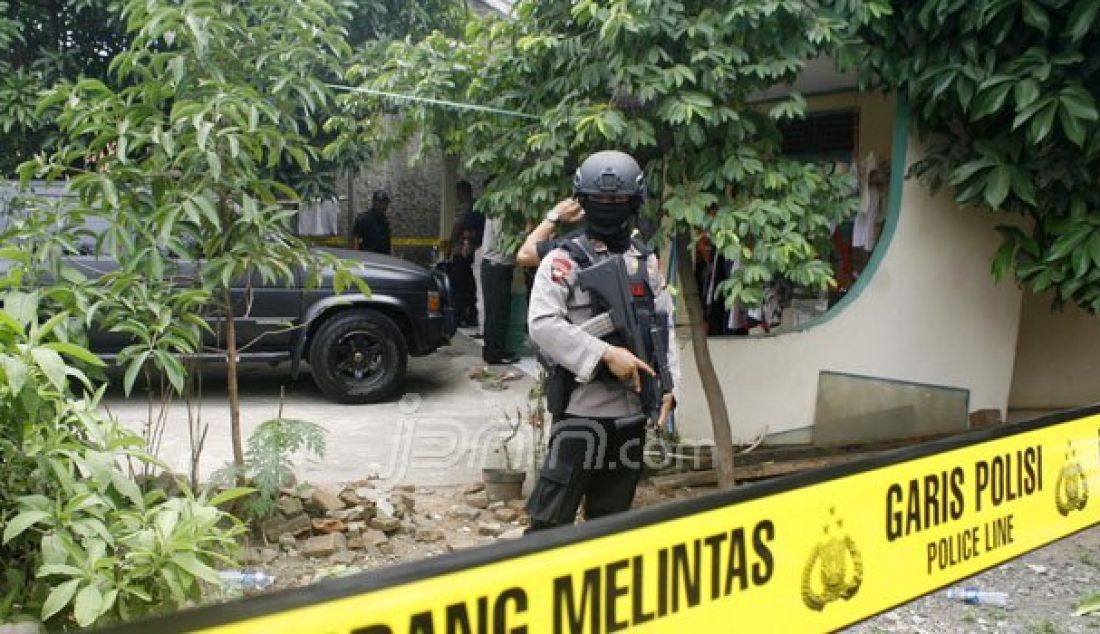 Polisi menggeledah rumah pelaku penyerangan terhadap polisi, Sultan Azianzah (SA) di Desa Lebak Wangi, Sepatan, Tanggerang, Kamis (20/10). Sultan Menyerang tiga orang polisi termasuk Kapolsek Tanggerang Kota Kompol Effendi. Foto: Khanif/Radar Banten - JPNN.com
