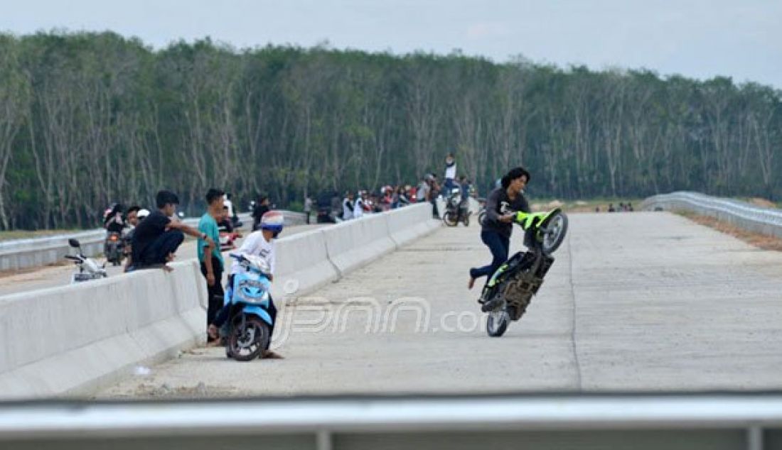 Area pembangunan Jalan Tol Trans Sumatera (JTTS), yang ada di Desa Sabah Balau, Lampung Selatan dimanfaatkan sejumlah remaja untuk tempat nongkrong, Kamis (20/10). Foto: Tegar/Radar Lampung - JPNN.com