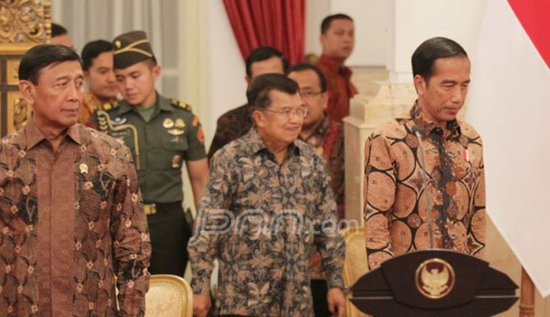 Presiden Joko Widodo (Jokowi) didampingi Wapres Jusuf Kalla menggelar rapat koordinasi dengan seluruh Gubernur di Indonesia di Istana Negara Jakarta, Kamis (20/10). Foto: Raka D/Jawa Pos - JPNN.com
