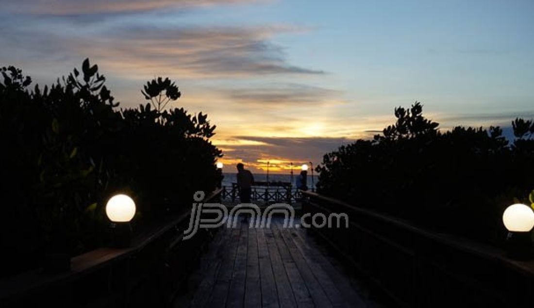 Nampak matahari tenggelam dengan indah di Royal Island, kepulauan Seribu. Foto: Natalia/JPNN.com - JPNN.com