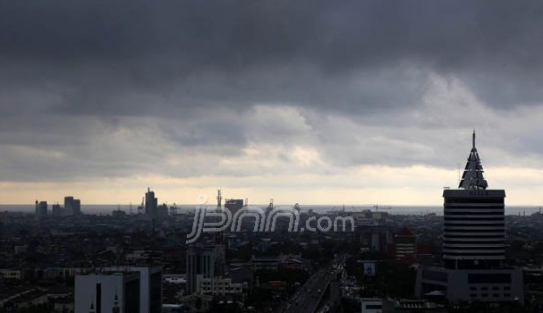 Suasana mendung di langit Makassar, Sulsel, Jumat (21/10). Badan Meteorologi, Klimatologi dan Geofisika (BMKG) mencatat cuaca ekstrem masih akan melanda wilayah Makassar. Foto: M Idham/FAJAR - JPNN.com