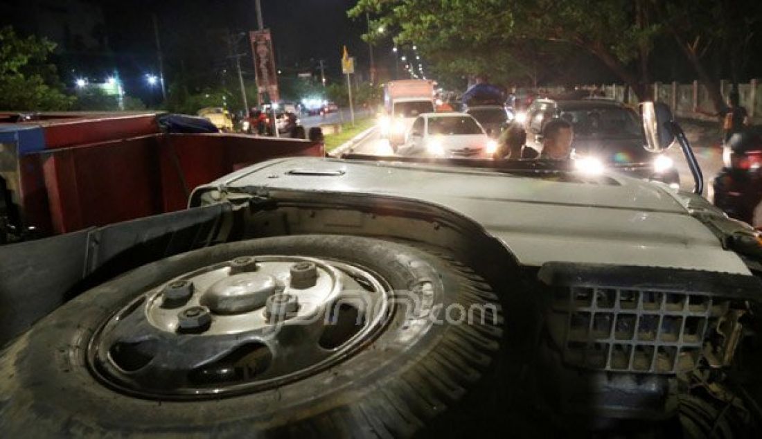 Truk nopol DD 8196 LA terguling di Jalan Urip Sumoharjo, Makassar, Jumat (21/10). Beruntung tak ada korban jiwa dalam peristiwa yang diduga akibat kelebihan muatan tersebut. Foto: M Idham/FAJAR - JPNN.com