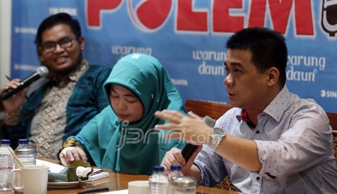 Politisi Partai Gerindra Ahmad Riza Patria menjadi pembicara pada diskusi 2 Tahun Jokowi-JK (Kerja-Citra-Drama), Jakarta, Sabtu (22/10). Foto: Ricardo/JPNN.com - JPNN.com