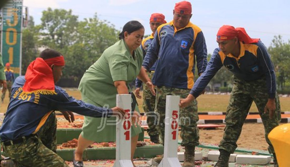 Seorang anggota Persit Batalyon Infanteri Para Raider 501/Bajra Yudha mematahkan sebuah besi dalam atraksi sertijab Komandan Batalyon Infanteri Para Raider 501/Bajra Yudha, Minggu (23/10). Foto : WS Hendro/Radar Madiun/JPNN - JPNN.com