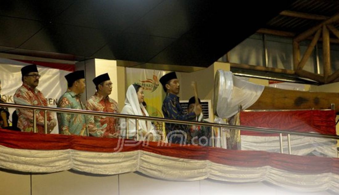 Presiden Joko Widodo secara simbolis membuka Pospenas VII, di Maulana Yusuf, Ciceri, Kota Serang (22/10). Tampak sejumlah pejabat negera lainnya turut hadir dalam pembukaan Pospenas. Foto : Yan Cikal/Radar Banten/JPNN - JPNN.com