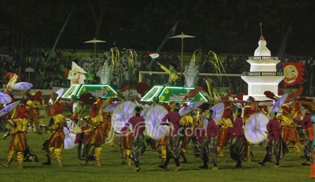 Tarian kolosat tampil memukau saat pembukaan Pospenas VII, di Kota serang, Sabtu (22/10). Foto : Yan Cikal/Radar Banten/JPNN - JPNN.com