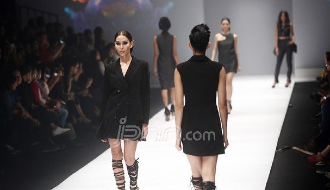 Model mengenakan pakaian dari rancangan desainer Yosafat Dwi Kurniawan pada Jakarta Fashion Week 2017 di Senayan City, Jakarta, Sabtu (22/10). Acara tahunan ini akan menghadirkan karya dari 250 desainer, baik lokal maupun internasional. Foto: Ricardo/JPNN.com - JPNN.com