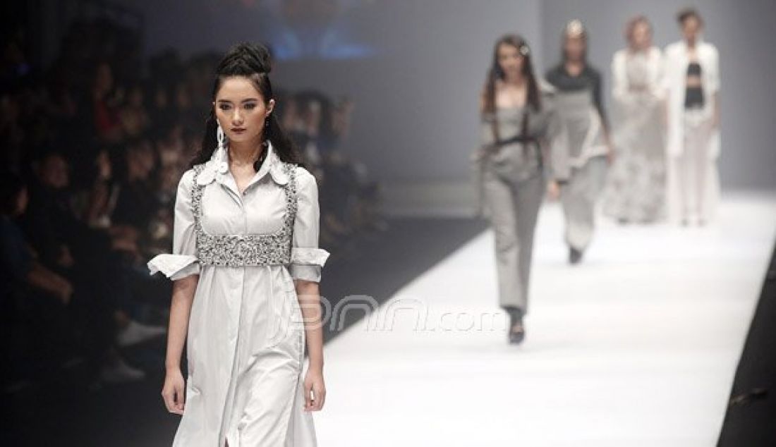 Model mengenakan pakaian dari rancangan desainer Dinira pada Jakarta Fashion Week 2017 di Senayan City, Jakarta, Sabtu (22/10). Acara tahunan ini akan menghadirkan karya dari 250 desainer, baik lokal maupun internasional. Foto: Ricardo/JPNN.com - JPNN.com