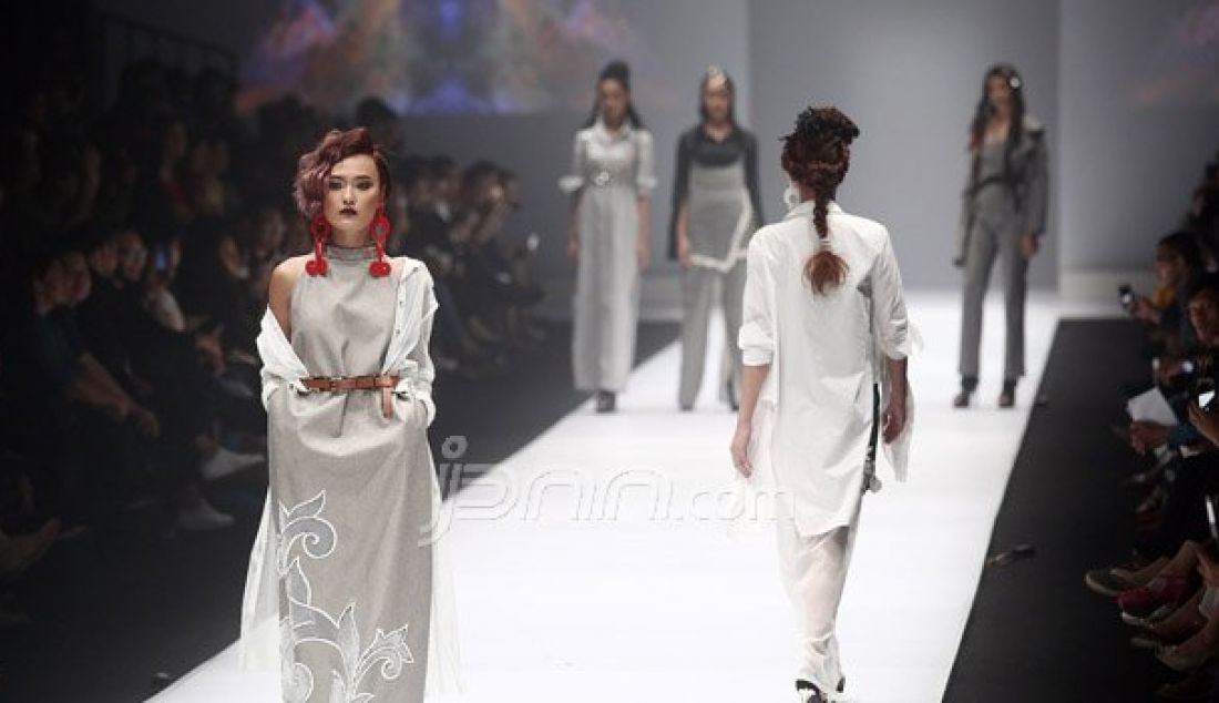 Model mengenakan pakaian dari rancangan desainer Dinira pada Jakarta Fashion Week 2017 di Senayan City, Jakarta, Sabtu (22/10). Acara tahunan ini akan menghadirkan karya dari 250 desainer, baik lokal maupun internasional. Foto: Ricardo/JPNN.com - JPNN.com