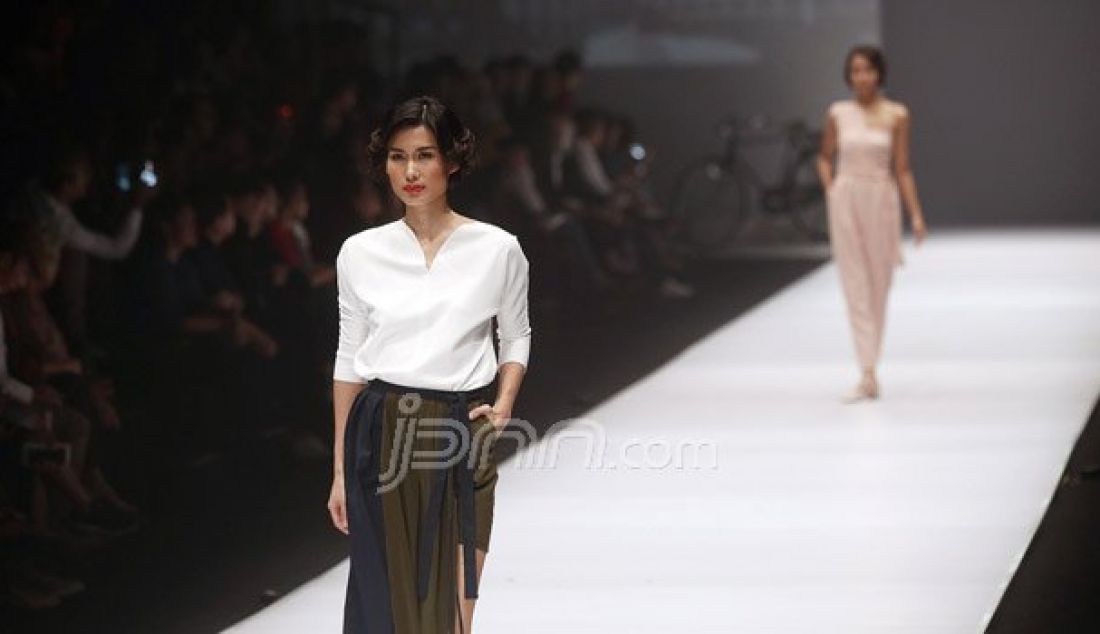 Model mengenakan pakaian dari rancangan desainer Peggy Hartanto pada Jakarta Fashion Week 2017 di Senayan City, Jakarta, Sabtu (22/10). Acara tahunan ini akan menghadirkan karya dari 250 desainer, baik lokal maupun internasional. Foto: Ricardo/JPNN.com - JPNN.com
