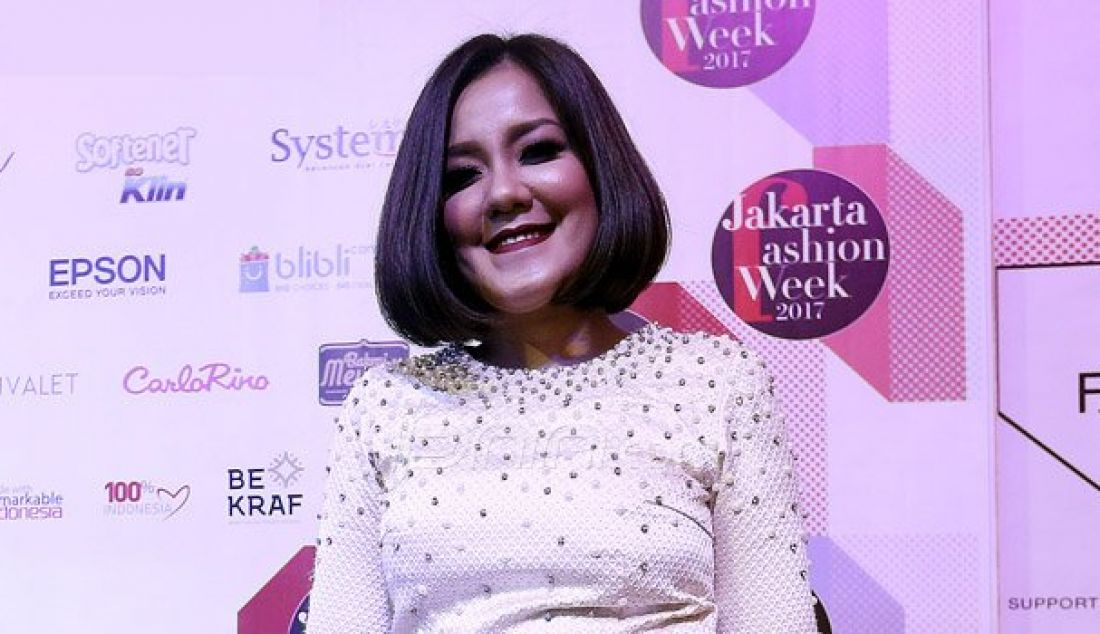 Artis Ivy Batuta saat menghadiri Jakarta Fashion Week 2017 di Senayan City, Jakarta, Sabtu (22/10). Acara tahunan Jakarta Fashion Week 2017 menghadirkan karya dari 250 desainer, baik lokal maupun internasional. Foto: Ricardo/JPNN.com - JPNN.com