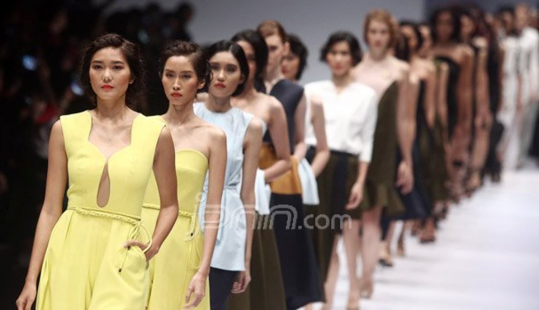 Model membawakan busana dalam ajang Jakarta Fashion Week 2017 di Jakarta, Sabtu (22/10). Acara tahunan yang menghadirkan karya dari 250 desainer dan label baik lokal maupun internasional tersebut akan berlangsung hingga 28 Oktober mendatang. Foto: Ricardo/JPNN.com - JPNN.com