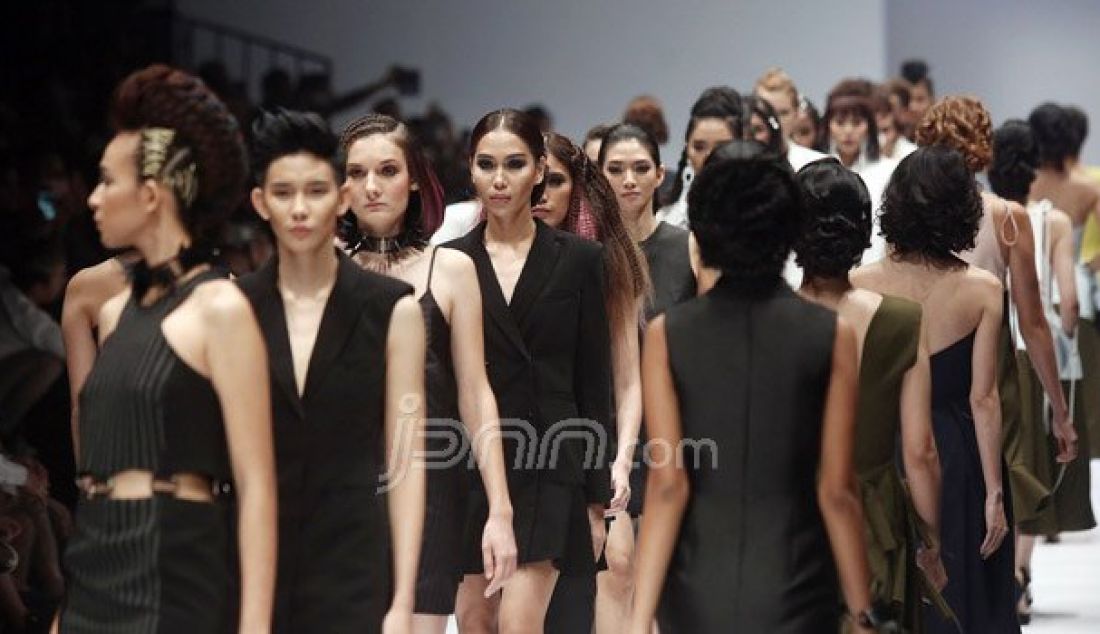 Model membawakan busana dalam ajang Jakarta Fashion Week 2017 di Jakarta, Sabtu (22/10). Acara tahunan yang menghadirkan karya dari 250 desainer dan label baik lokal maupun internasional tersebut akan berlangsung hingga 28 Oktober mendatang. Foto: Ricardo/JPNN.com - JPNN.com