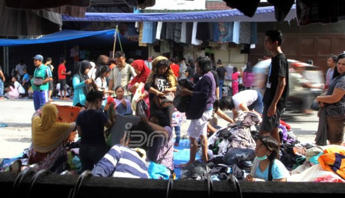 Suasana pasar sambu yang menjual pakaian bekas di Jalan Riau Medan timur, Minggu (23/10). Omset pedagang pakaian bekas naik setiap harinya, hal ini dikarenakan minat warga membeli pakaian bekas tinggi karna harga nya jauh lebih murah. Foto: Sutan/Sumut Pos - JPNN.com