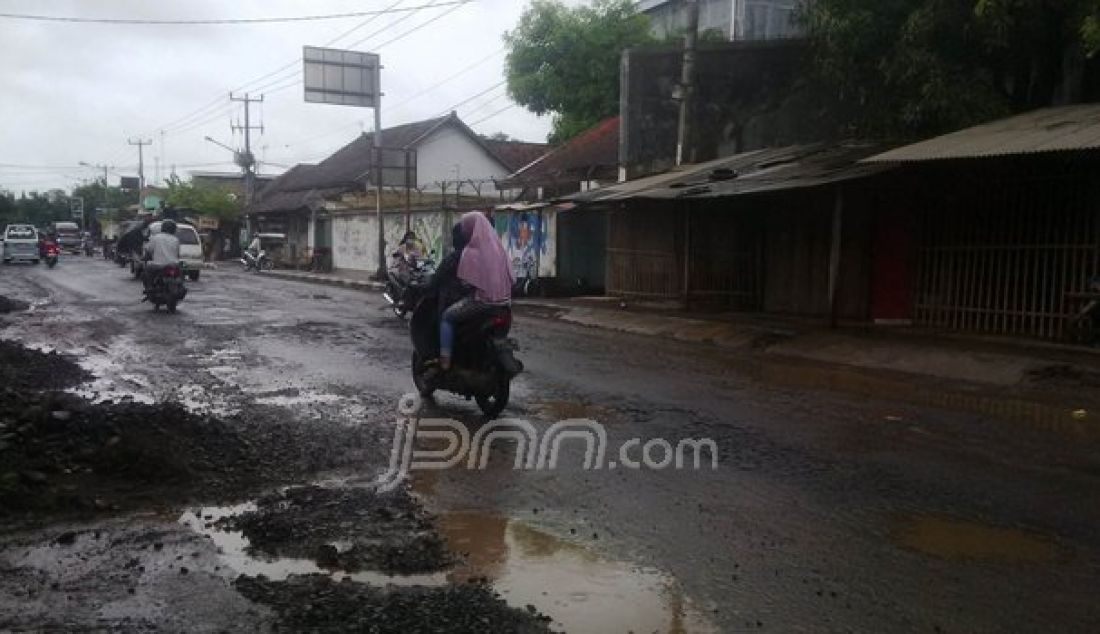 RUSAK PARAH: Karena kondisi cuaca yang sering hujan, menyebabkan jalan penghubung Ciledug-Pabuaran, Kabupaten Cirebon kondisinya semakin rusak, Minggu (23/10). Foto: Jamal/Radar Cirebon - JPNN.com
