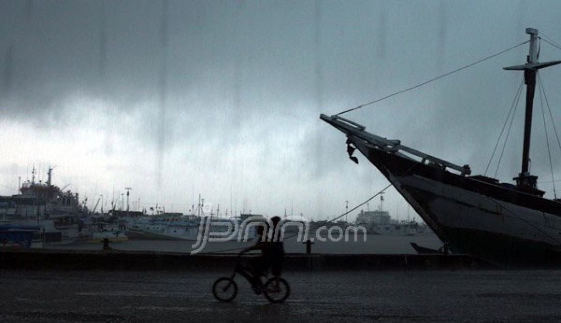 Awan hitam menutipi langit di Pelabuhan Paotere Makassar, Senin (24/10). Sejumlah daerah pesisir di Sulsel akan terancam angin kencang dan tiga hari kedepan akan mengalami hujan deras. Foto: Yusuf/FAJAR - JPNN.com