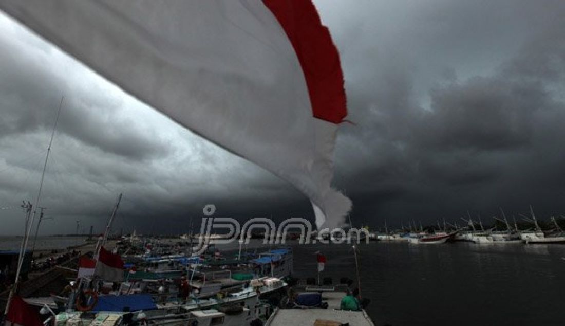 Awan hitam menutipi langit di Pelabuhan Paotere Makassar, Senin (24/10). Sejumlah daerah pesisir di Sulsel akan terancam angin kencang dan tiga hari kedepan akan mengalami hujan deras. Foto: Yusuf/FAJAR - JPNN.com