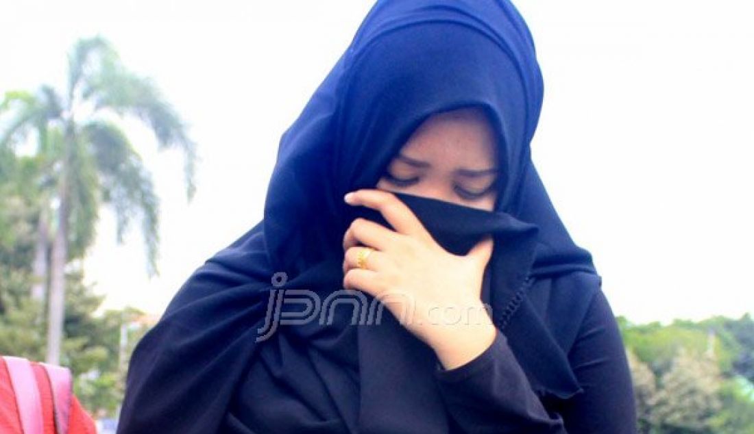 Rahmah Hidayati, istri tersangka Dimas Kanjeng Taat Pribadi usai menjalani pemeriksaan anggota Kepolisian. Polisi periksa dua istri Taat. Foto: Romadoni/Radar Surabaya - JPNN.com