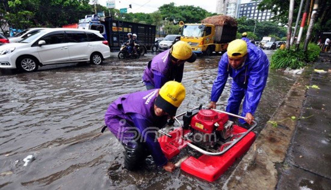 BANJIR: Petugas berusaha menyedot air genangan banjir setelah hujan lebat mengguyur di Jalan Pasteur, Bandung, Senin (24/10). Akibat kejadian tersebut, kemacetan terjadi di sepanjang ruas jembatan layang Pasupati yang mengarah ke kawasan pasteur. Foto: Riana/Radar Bandung - JPNN.com