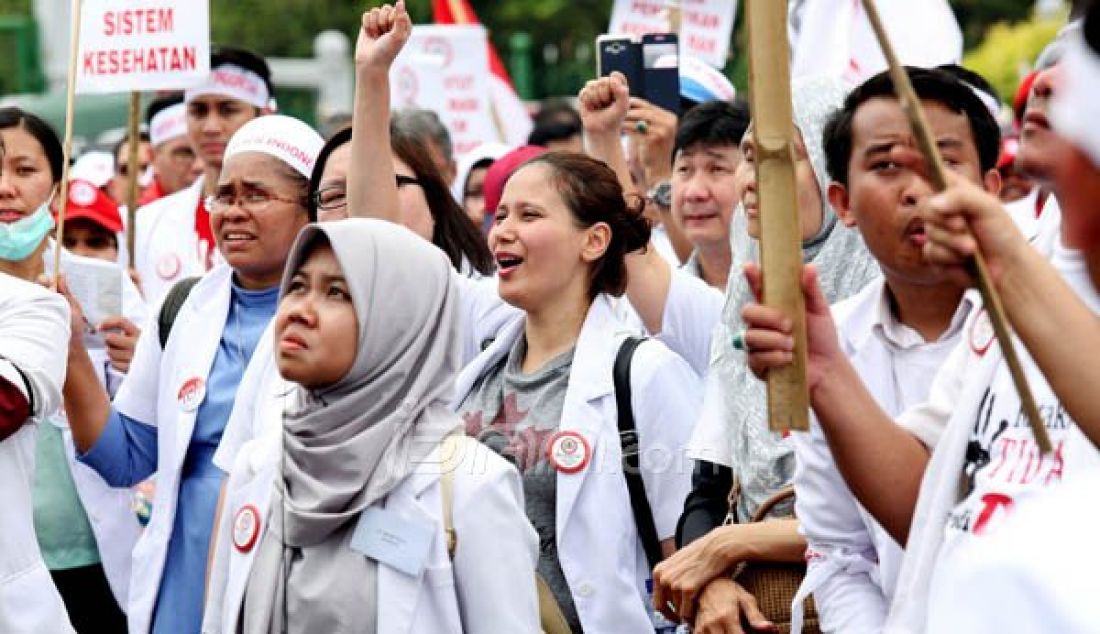 Ratusan dokter yang tergabung dalam Ikatan Dokter Indoneisa (IDI) menggelar aksi di depan Istana Negara, Jakarta, Senin (24/10). Selain untuk memperingati Hari Ulang Tahun IDI ke-66, aksi tersebut menuntut pemerintah agar membatalkan Program Dokter Layanan Primer (DLP). Foto: Imam/Jawa Pos - JPNN.com