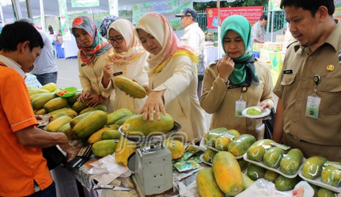 Pengunjung membeli buah-buahan lokal di acara Bazar aneka pangan lokal dari hasil bumi kabupaten Bogor, Komplek Pemda Cibinong, Bogor, Senin (24/10). Acara tersebut dalam rangka memperingati hari pangan sedunia ke 36, yang mengankat tema membangun. Foto; Sofyansyah/Radar Bogor - JPNN.com