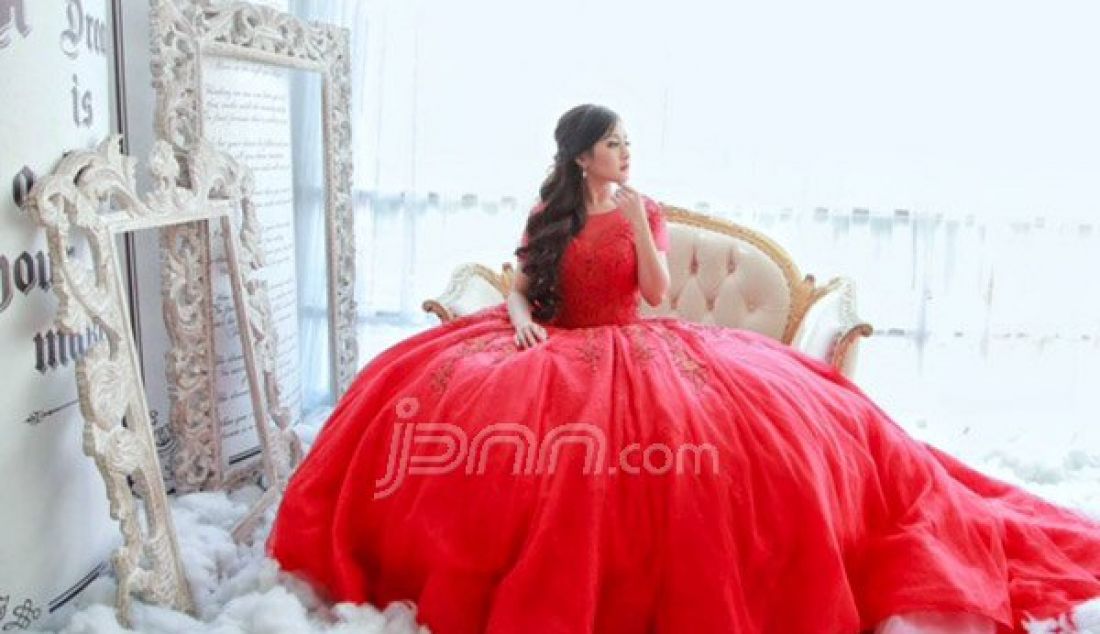 GLAMOROUS RED: Jika kebanyakan gaun pengantin berwarna putih atau soft, gaun rancangan Grace Wang ini justru berwarna merah sehingga memberikan kesan segar dan berbeda. Foto: Satria/Radar Surabaya - JPNN.com