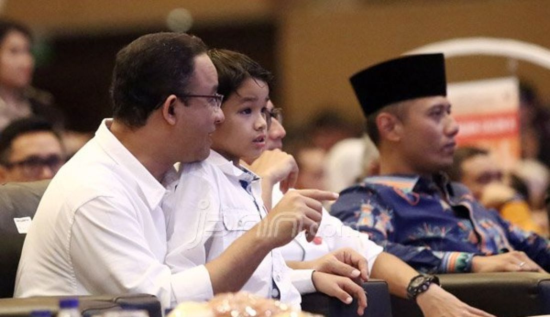 Anak Cagub Anies Baswedan nampak mendampingi ayahnya saat menghadiri rapat pleno pengambilan nomor urut, Jakarta, Selasa (25/10). Foto: Ricardo/JPNN.com - JPNN.com