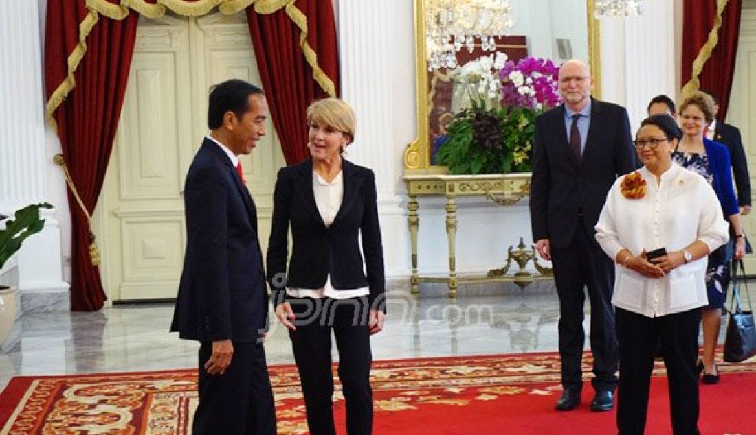 Presiden Joko Widodo didampingi Menlu Retno Marsudi menerima saat menerima kunjungan Menlu Australia Julie Bishop dan delegasinya di Istana Merdeka, Jakarta, Rabu (26/10). Foto: Natalia/JPNN.com - JPNN.com