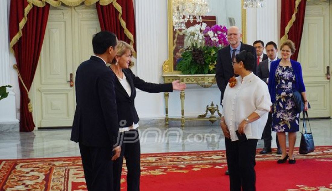Presiden Joko Widodo didampingi Menlu Retno Marsudi menerima saat menerima kunjungan Menlu Australia Julie Bishop dan delegasinya di Istana Merdeka, Jakarta, Rabu (26/10). Foto: Natalia/JPNN.com - JPNN.com