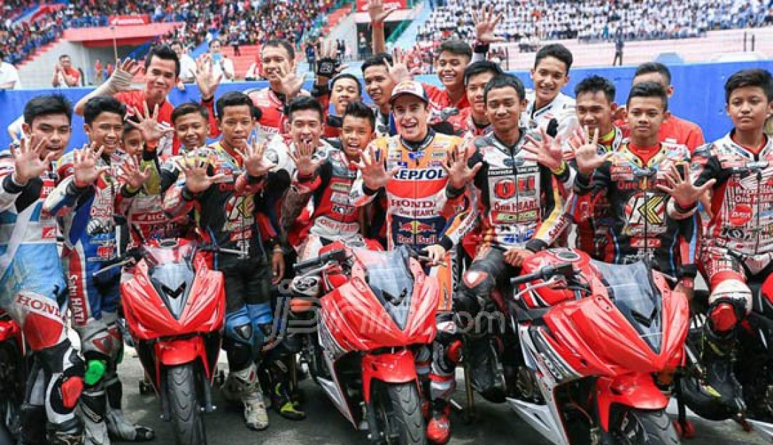 Marc Marquez berfoto bersama sejumlah pembalap muda dari Astra Honda Racing Team di launching All New Honda CBR250RR di Sirkuit Sentul, Bogor,Selasa (25/10). Foto: Wahyudin/Jawa Pos - JPNN.com