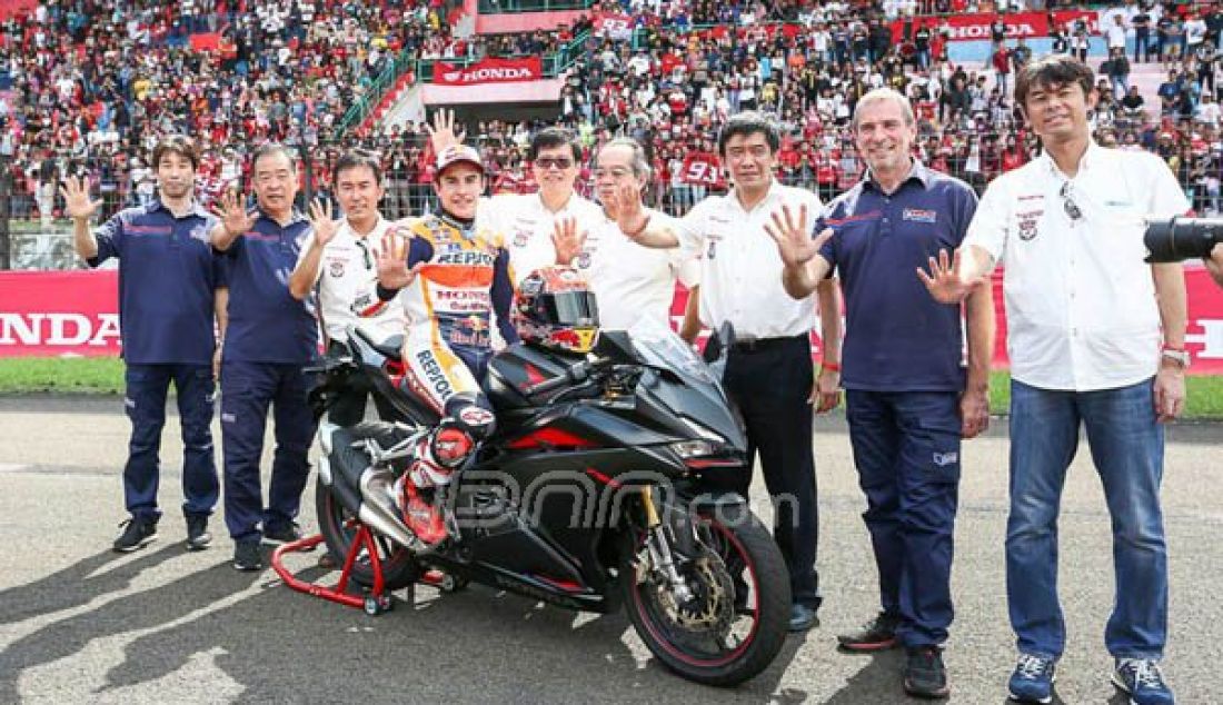 Pembalap MotoGP Marc Marquez mencoba mengunakan CBR 250RR bersama Astra Honda Racing Team saat launching All New Honda CBR250RR di Sirkuit Sentul, Bogor, Selasa (25/10). Foto: Wahyudin/Jawa Pos - JPNN.com