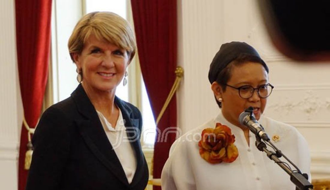 Menteri Luar Negeri Indonesia Retno Marsudi bersama Menlu Australia Julie Bishop saat jumpa pers di Istana Merdeka, Jakarta, Rabu (26/10). Foto: Natalia/JPNN.com - JPNN.com