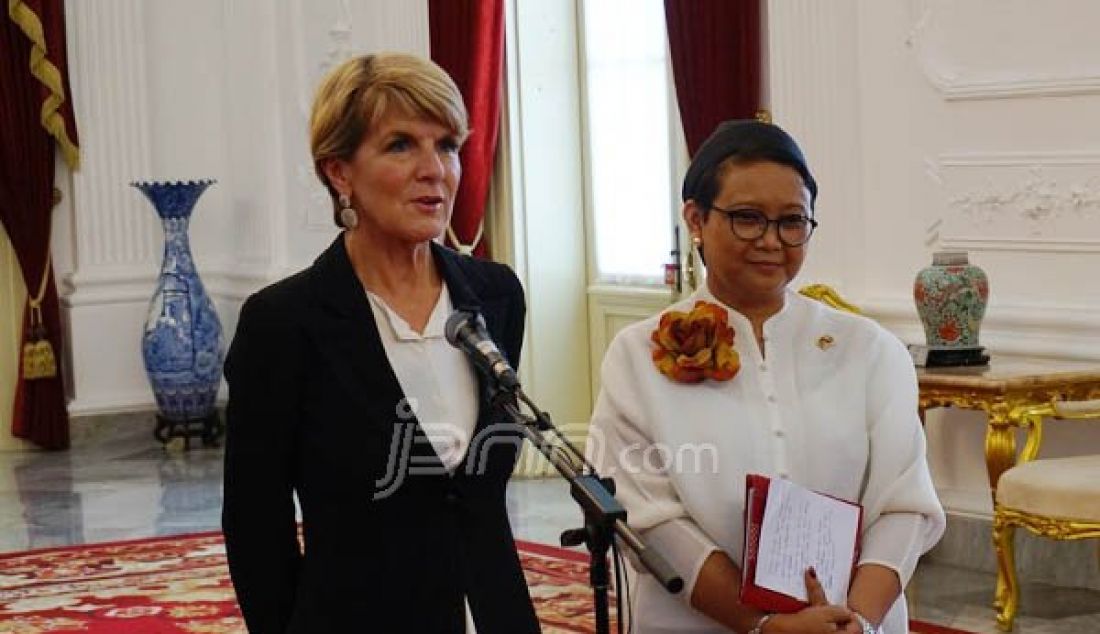 Menteri Luar Negeri Indonesia Retno Marsudi bersama Menlu Australia Julie Bishop saat jumpa pers di Istana Merdeka, Jakarta, Rabu (26/10). Foto: Natalia/JPNN.com - JPNN.com