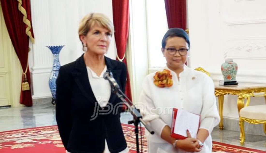 Menteri Luar Negeri Indonesia Retno Marsudi bersama Menlu Australia Julie Bishop saat jumpa pers di Istana Merdeka, Jakarta, Rabu (26/10). Foto: Natalia/JPNN.com - JPNN.com