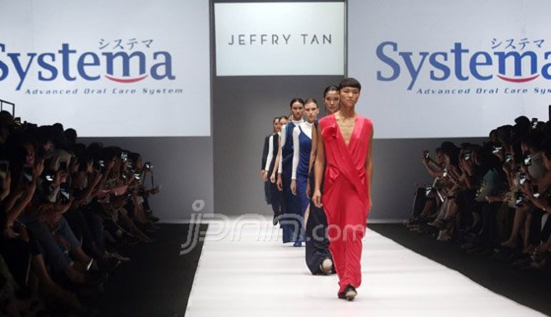 Model mengenakan pakaian dari rancangan Wing Group pada Jakarta Fashion Week 2017 di Senayan City, Jakarta, Rabu (27/10). Wing Group mengandeng tiga desainer yaitu Jeffry Tan, Jenahara dan Lotuz. Foto : Ricardo/JPNN.com - JPNN.com