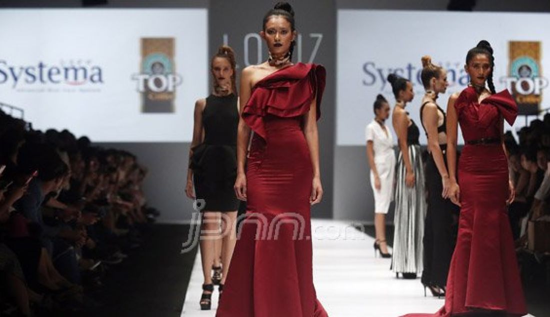 Model mengenakan pakaian dari rancangan Wing Group pada Jakarta Fashion Week 2017 di Senayan City, Jakarta, Rabu (27/10). Wing Group mengandeng tiga desainer yaitu Jeffry Tan, Jenahara dan Lotuz. Foto : Ricardo/JPNN.com - JPNN.com