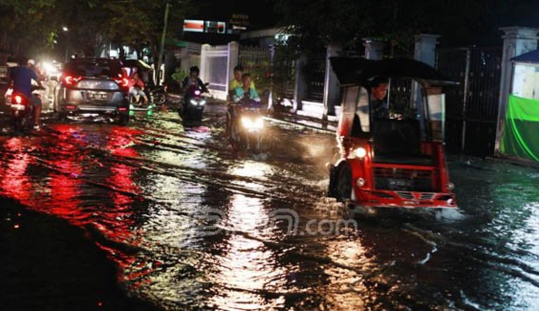 Jalan Jendral Sudirman tergenang banjir usai wilayah Gorontalo dilanda hujan lebat. Situasi itu juga terjadi di sejumlah titik jalan di Kota Gorontalo, Selasa (25/10). Foto: Natha/Gorontalo Post - JPNN.com