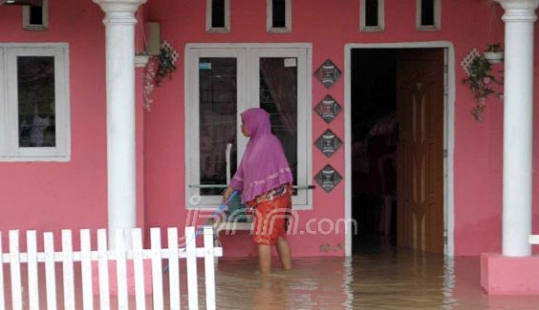 Sudah Tiga hari banjir bandang yang menerjang wilayah Desa Tenilo, Kecamatan Limboto Barat, Kabupaten Gorontaloa belum juga surut, Rabu (26/10). Foto: Jalal/Gorontalo Post - JPNN.com