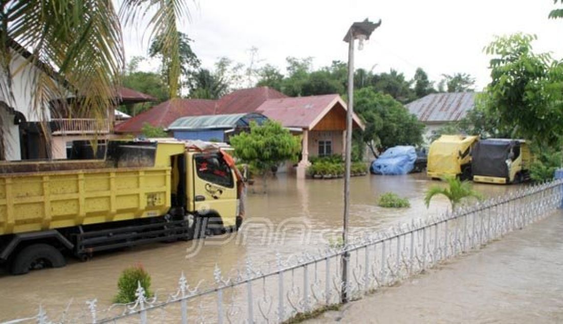 Sudah Tiga hari banjir bandang yang menerjang wilayah Desa Tenilo, Kecamatan Limboto Barat, Kabupaten Gorontaloa belum juga surut, Rabu (26/10). Foto: Jalal/Gorontalo Post - JPNN.com